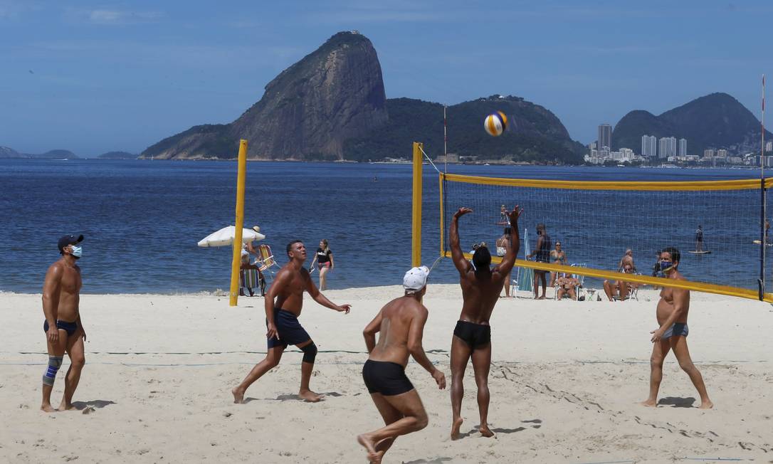 
Partida de vôlei na Praia de Icaraí: atividades físicas poderão ser feitas sem máscara em todos os locais a partir de novembro
Foto:
Fabiano Rocha
/
Agência O Globo
