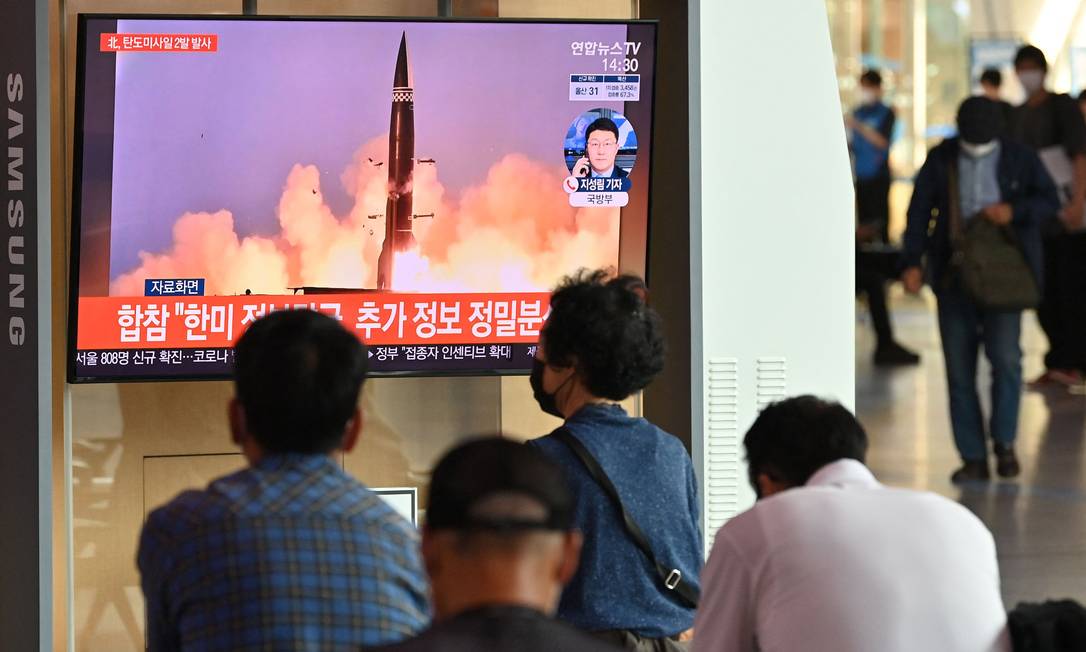 Pessoas assistem a um noticiário de TV mostrando imagens de um teste de míssil norte-coreano, em Seul, Coreia do Sul Foto: JUNG YEON-JE / AFP