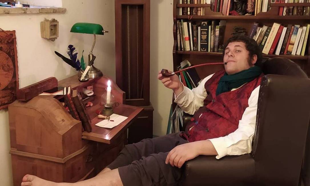 Apaixonado pela saga 'O Senhor dos Anéis', Nicolas Gentile vive como um hobbit Foto: Reprodução/Instagram/ _myhobbitlife_