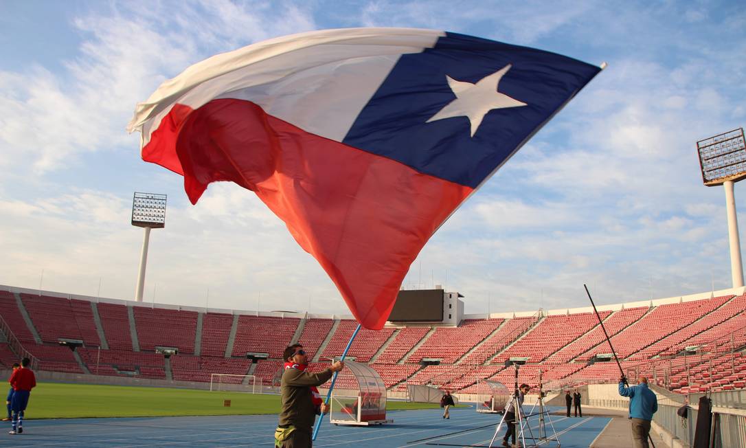 Bandeira do Chile no Estádio Nacional, na capital Santiago Foto: Eduardo Maia / O Globo