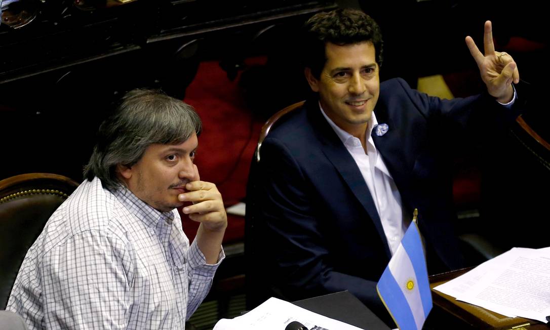 Máximo Kirchner (à esquerda), filho de Cristina Kirchner, ao lado do agora ex-minstro Eduardo de Pedro, em março de 2016 Foto: Marcos Brindicci / REUTERS