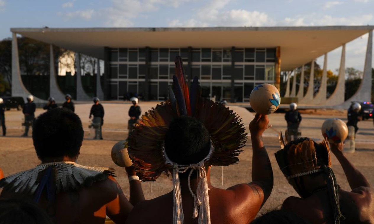 Indígenas protesta em frente ao prédio do Supremo Tribunal Federal, em Brasília Foto: Amanda Perobelli / Reuters - 26/08/2021