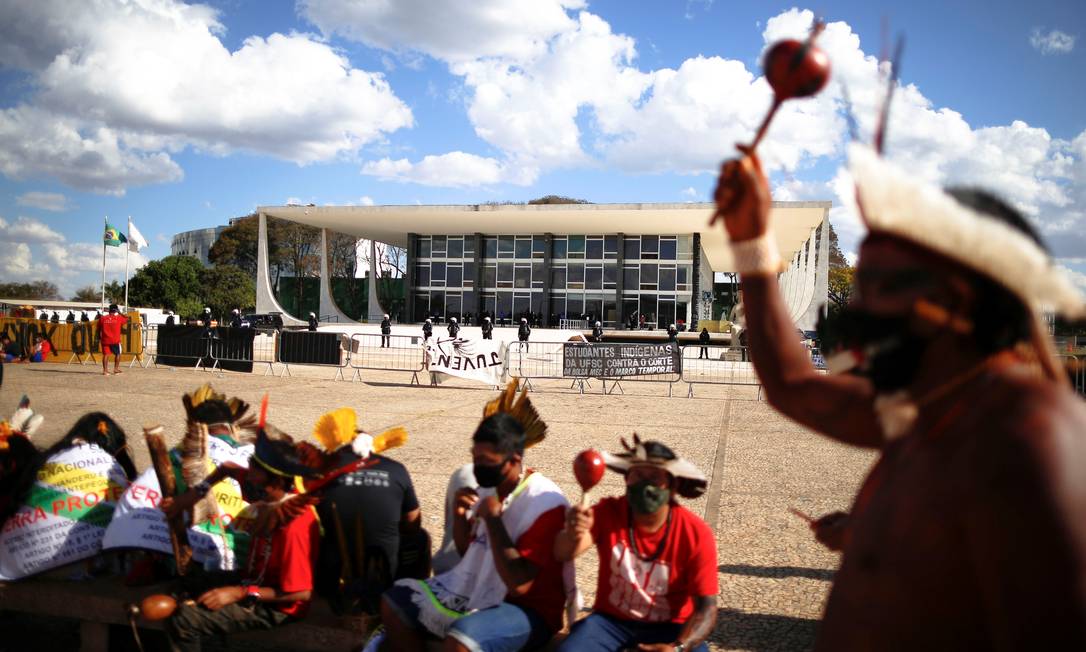 Indígenas protestam em frente ao julgamento do Supremo Tribunal Federal contra o marco temporal Foto: Adriano Machado / Reuters - 01/09/2021