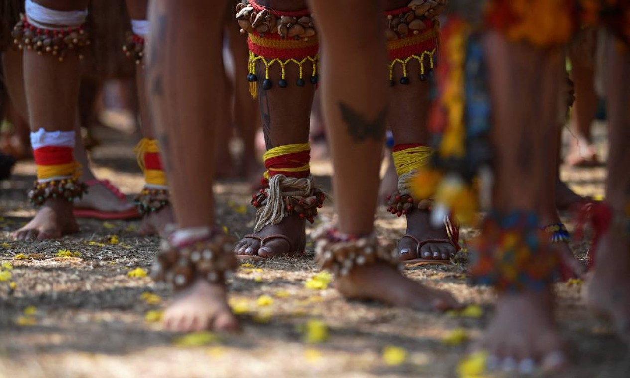 Mulheres indígenas da tribo Pataxó marcham pela demarcação de terras indígenas em Brasília Foto: Carl de Souza / AFP - 08/09/2021