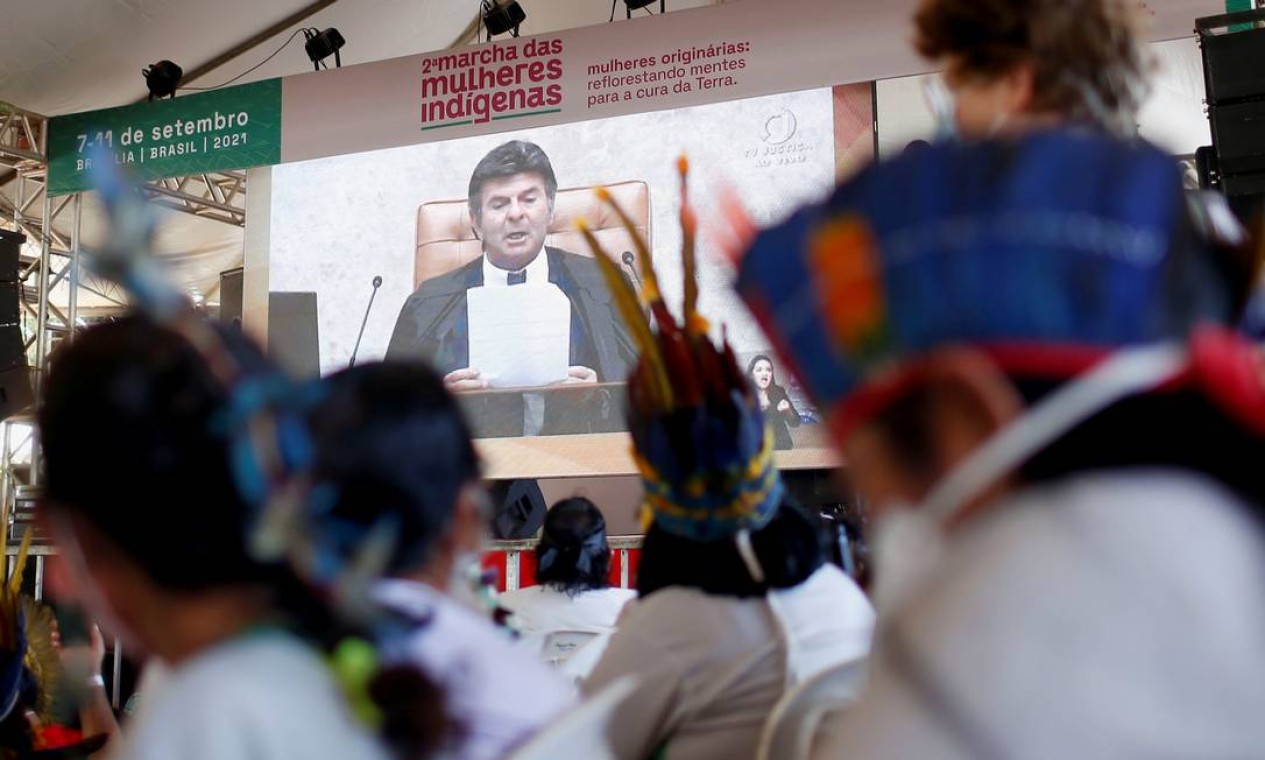O presidente do Supremo Tribunal Federal do Brasil, Luiz Fux, é visto em uma tela durante um discurso antes de uma sessão, em um acampamento indígena em Brasília Foto: Adriano Machado / Reuters - 08/09/2021