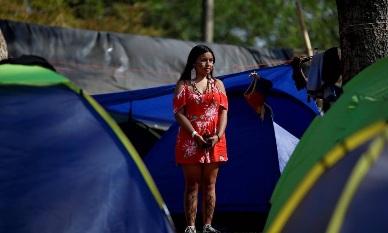 Elise Guarani, da tribo Guarani, observa o acampamento da marcha das mulheres enquanto elas aguardam o julgamento do Supremo Tribunal Federal em um caso histórico sobre direitos à terra indígena. Grupos indígenas ocupam a cidade desde o final de agosto Foto: Adriano Machado / Reuters - 08/09/2021