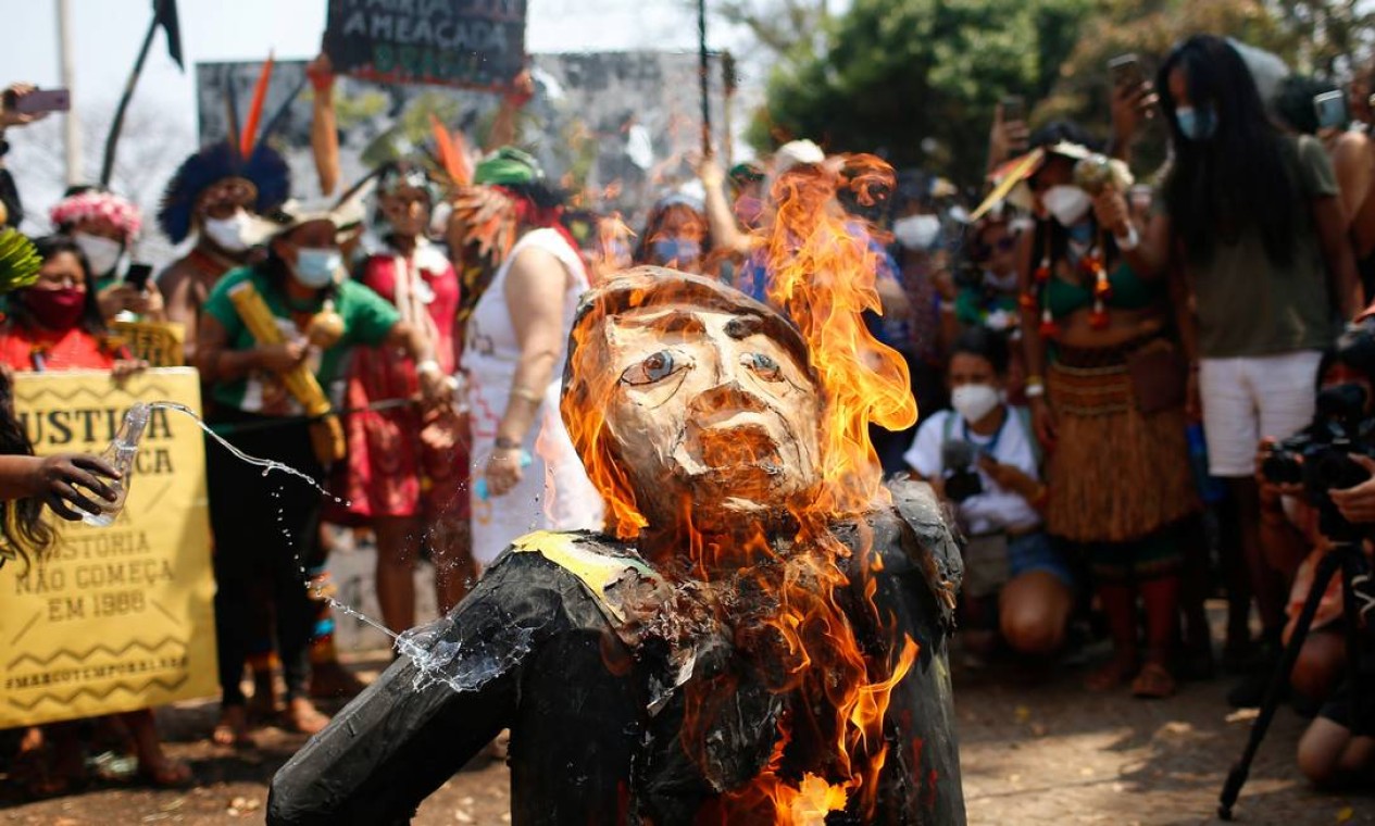 Pessoas queimam boneco representando o presidente Jair Bolsonaro durante a segunda marcha das mulheres indígenas em Brasília Foto: Adriano Machado / Reuters - 10/09/2021