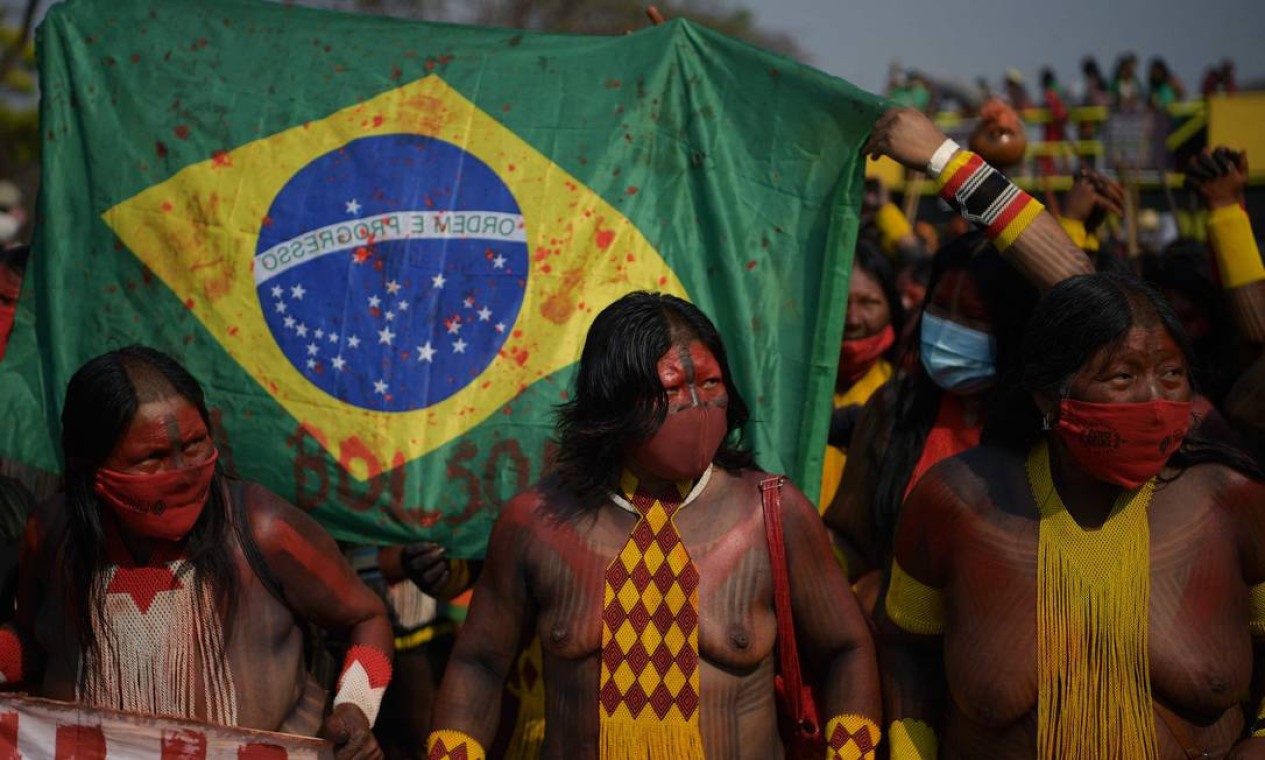 Mulheres indígenas protestam durante uma manifestação contra o marco temporal , tese defendida pelo governo Bolsonaro Foto: Carl de Souza / AFP - 10/09/2021
