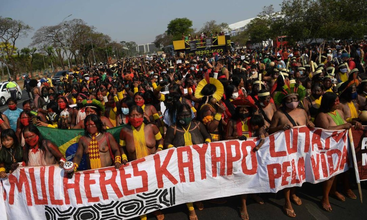 Mulheres indígenas protestam contra a tese do marco temporal, matéria que tramita no STF, e ameaça direito à terra dos povos originário Foto: Carl de Souza / AFP - 10/09/2021