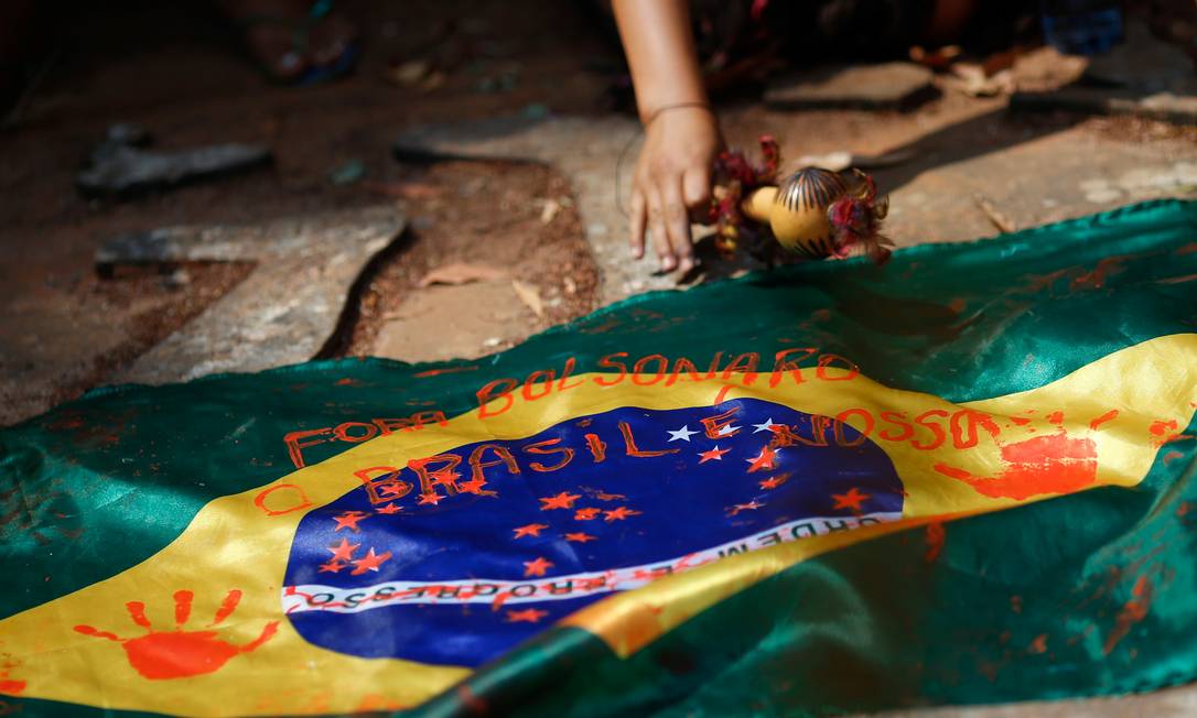Bandeira brasileira é retratada durante a segunda marcha de mulheres indígenas em protesto contra o presidente do Brasil Jair Bolsonaro em Brasília Foto: Adriano Machado / Reuters - 10/09/2021