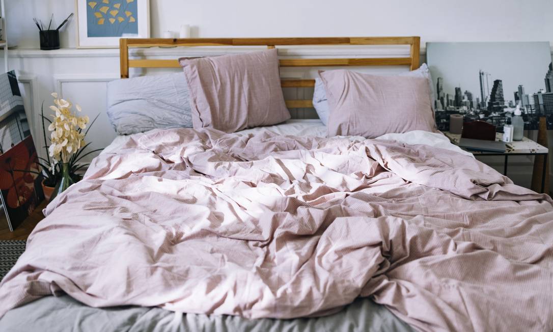 Os jogos de cama de algodão são mais frescos e não costumam provocar irritações na pele. Foto: FreshSplash / Getty Images