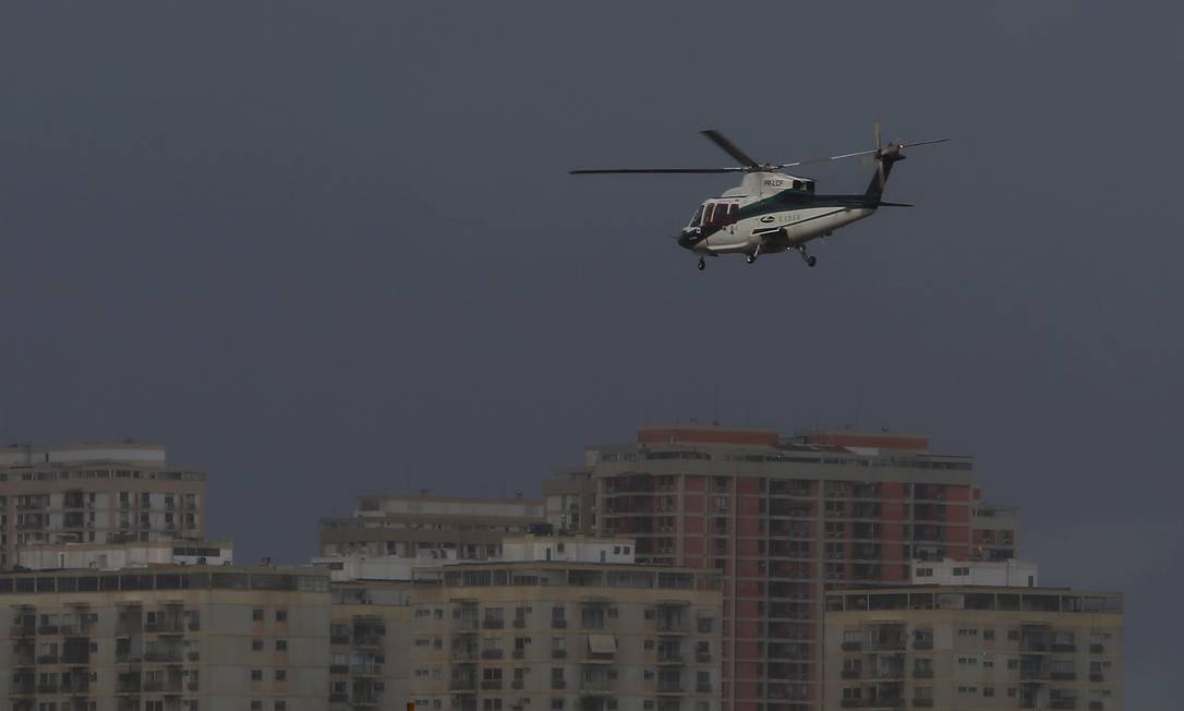 Helicóptero que partiu do Aeroporto de Jacarepaguá sobrevoa a Barra: moradores reclamam do barulho e dizem que eles passam perto demais Foto: Fabiano Rocha / Agência O Globo