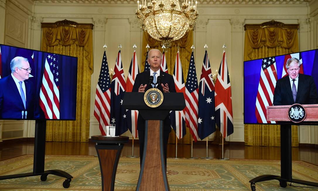 Presidente dos EUA, Joe Biden (C), faz pronunciamento com a participação virtual do premier da Austrália, Scott Morrison (E) e do Reino Unido, Boris Johnson (D) Foto: BRENDAN SMIALOWSKI / AFP