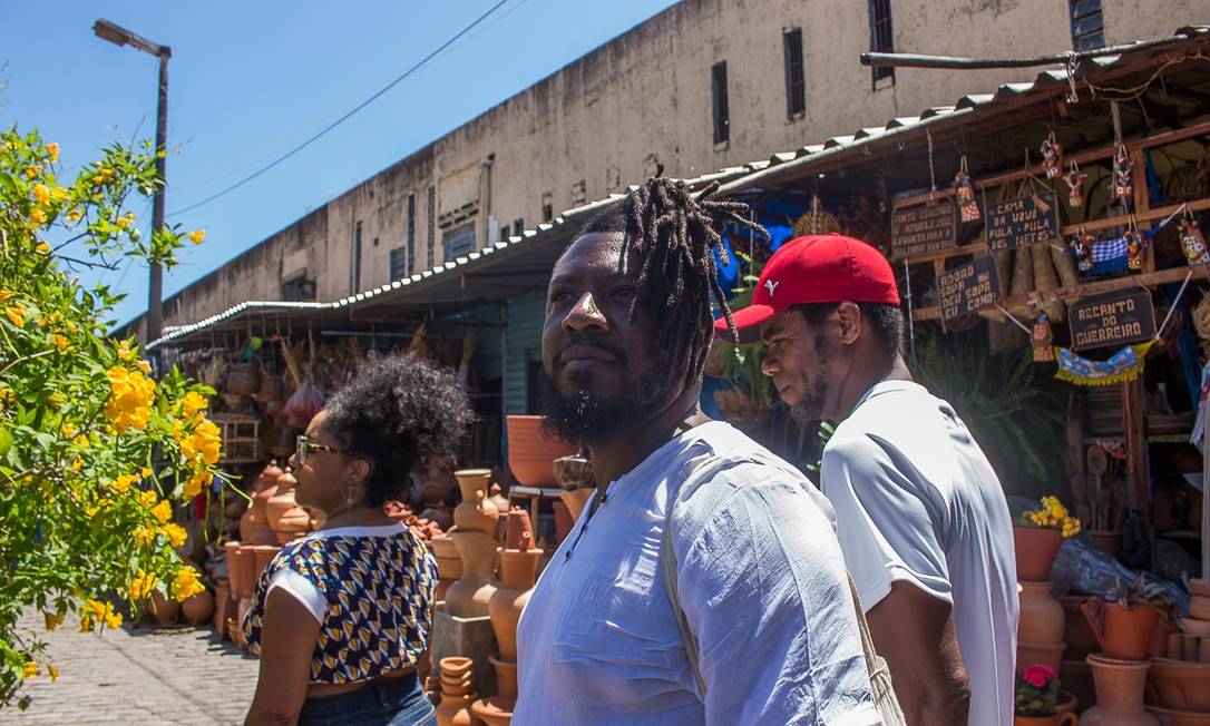 Turistas visitam o Mercado de Artesanato durante o tour Andança Negra Maceió, da agência Alagoas Cultural Foto: JESSICA CONCEICAO / Divulgação