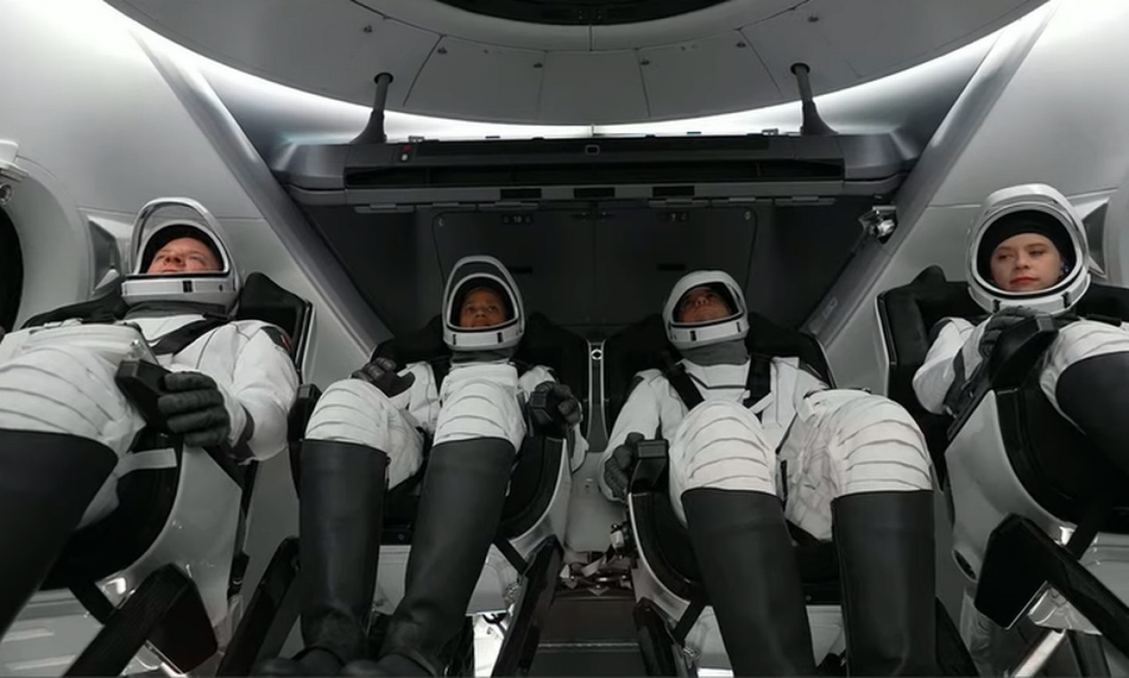 Chris Sembroski, Hayley Arceneaux, Jared Isaacman e Sian Proctor enquanto aguardavam o lançamento do Falcon 9 Foto: SpaceX