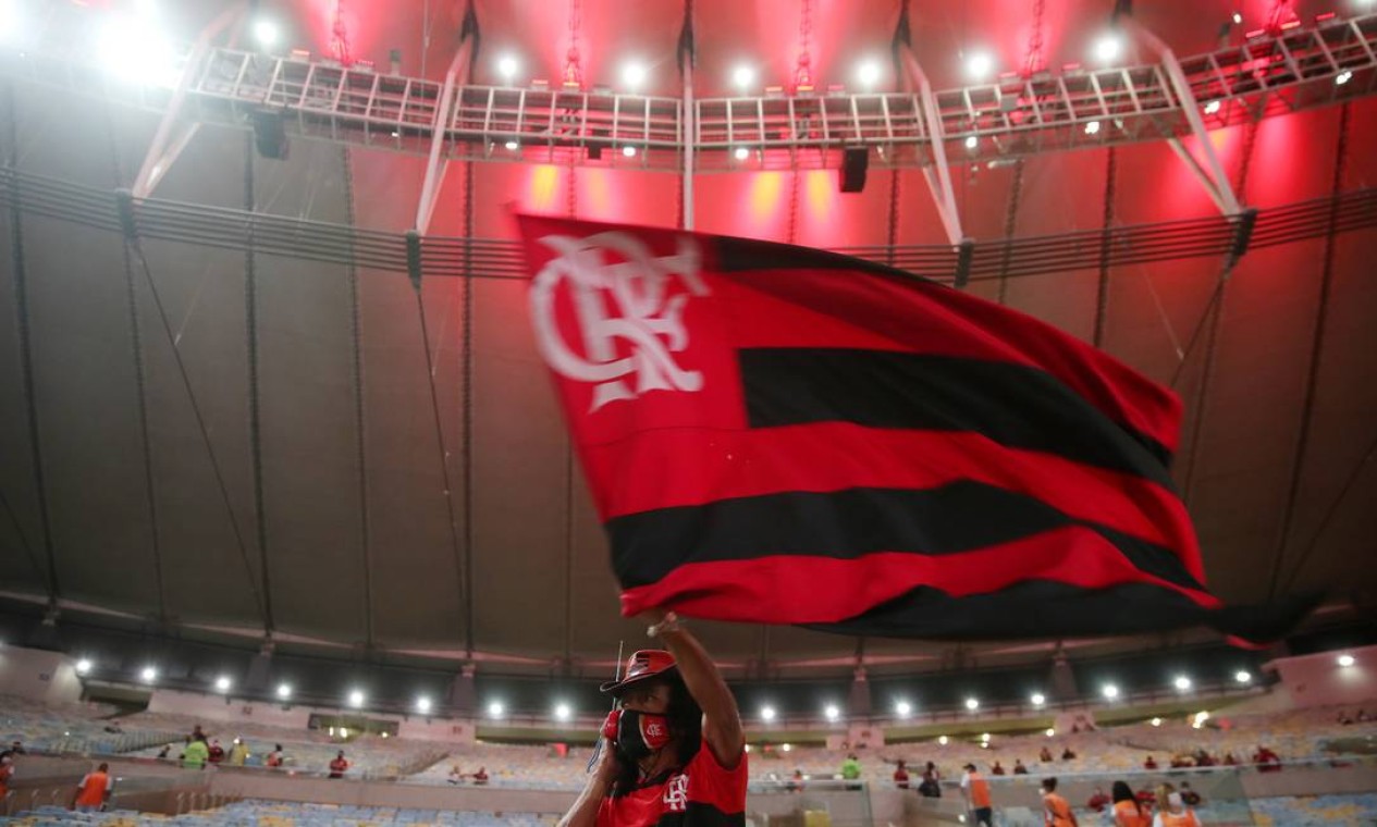 Torcedor do Flamengo no Maracanã, horas antes da partida que vaga na semifinal da Copa do Brasil. Jogo marca retorno do público aos estádio no Rio depois de um anos e meio de pandemia Foto: RICARDO MORAES / REUTERS