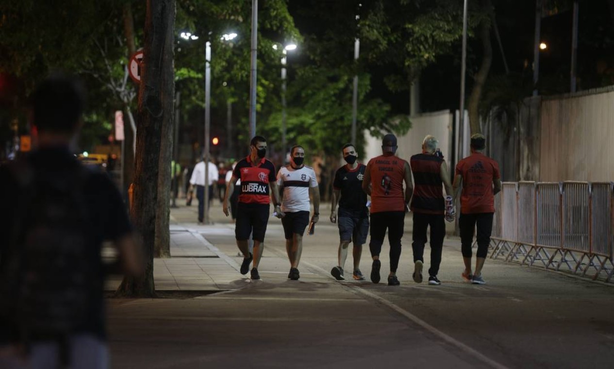 Flamengo e Grêmio se enfrentam no Maracanã, e torcedores terão que seguir série de protocolos de segurança Foto: Alexandre Cassiano / Agência O Globo