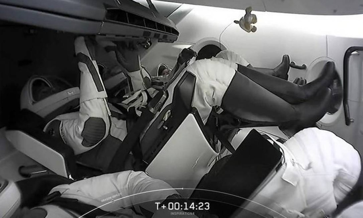 Imagem da transmissão ao vivo da SpaceX mostra um cachorro de pelúcia flutuando em razão da ausência de gravidade, na cápsula do Falcon 9, que leva a tripulação do Inspiration4 Foto: Reprodução/Inspiration