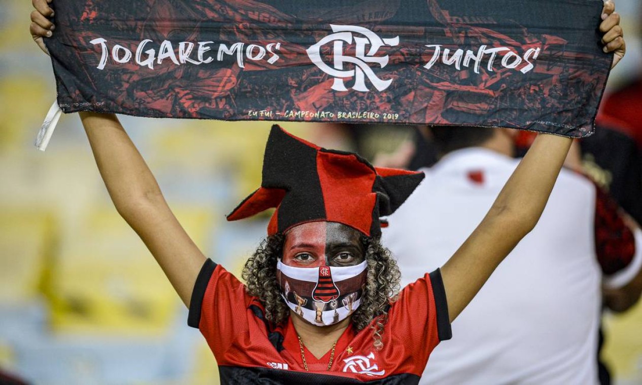 Torcedora do Flamengo no Maracanã, antes do duelo contra o Grêmio Foto: Marcelo Cortes / Flamengo