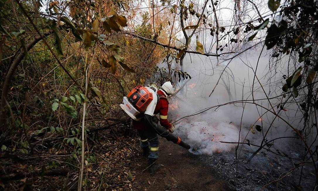 Bombeiro trabalha no combate a foco de incêndio na Chapada dos Veadeiros Foto: Pablo Jacob / Agência O Globo