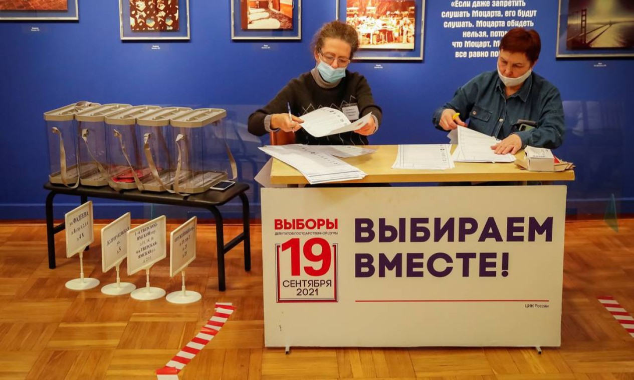 Membros da comissão eleitoral local verificam as cédulas da eleição parlamentar de três dias em Moscou, Rússia Foto: SHAMIL ZHUMATOV / REUTERS