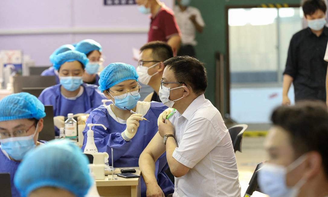 Homem recebe vacina contra o coronavírus em Nantong, na província de Jiangsu, na China Foto: STR / AFP