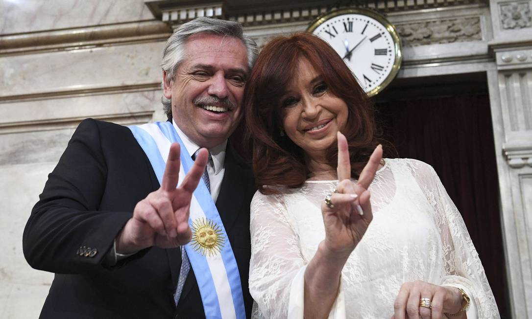 Alberto Fernandez e Cristina Kirchner fazem sinal da vitória com as mãos durante cerimônia de posse em Buenos Aires, Argentina Foto: JUAN CARLOS CARDENAS / AFP/10-12-2019
