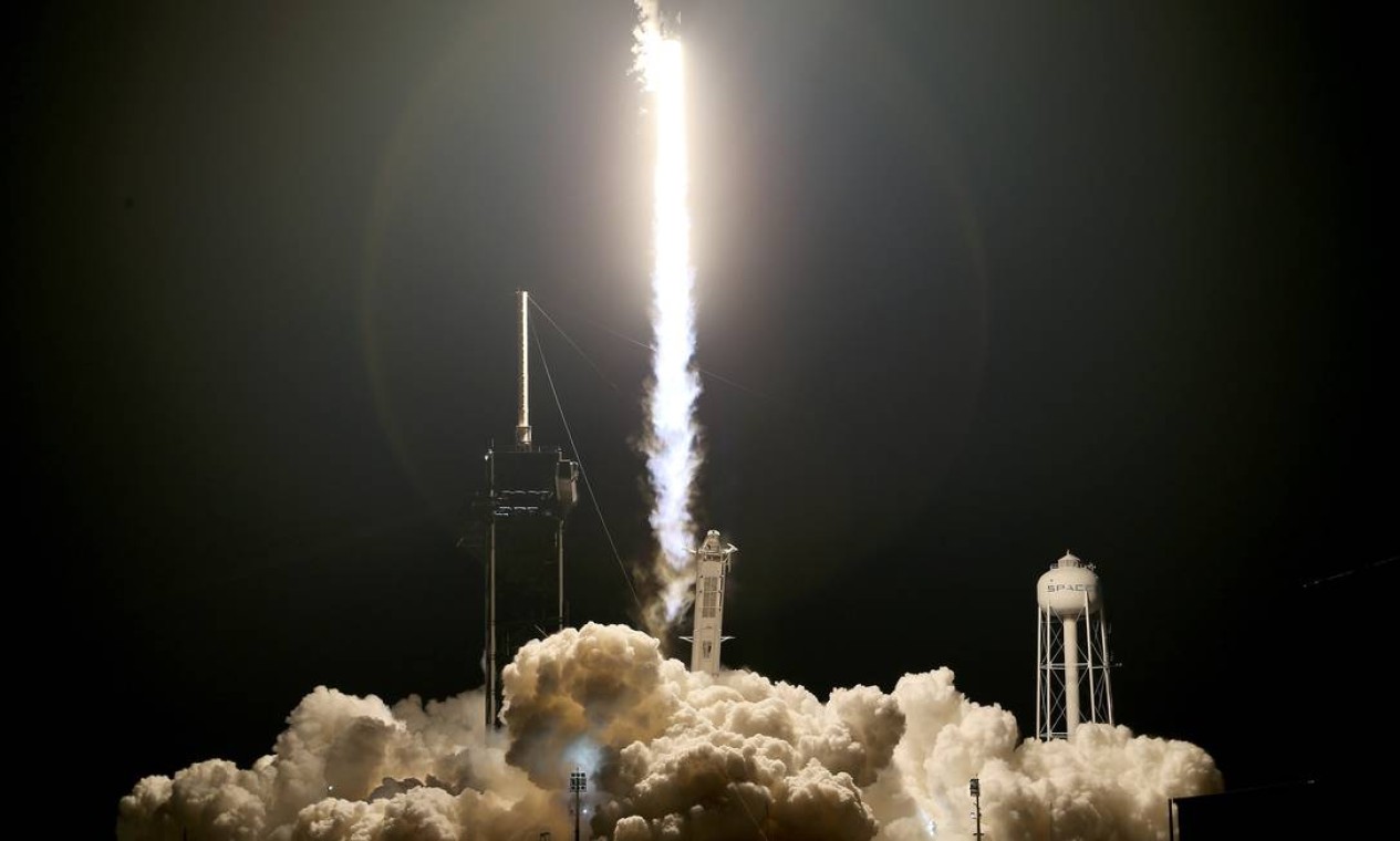 Foguete lançado por Elon Musk alcançou a distância de atingiu 585 km, mais longe da Terra que a Estação Espacial Internacional (ISS), que está a aproximadamente 408km de altitude Foto: Joe Raedle / AFP