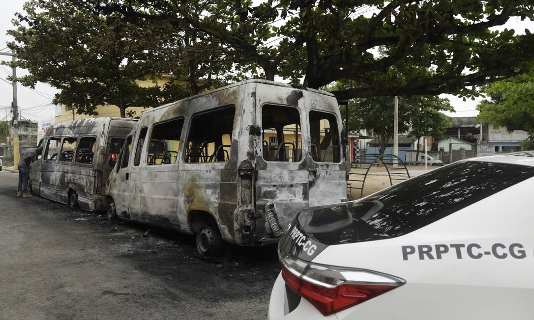 Disputa entre facções da milícia na Zona Oeste leva a incendiar vans do rival na Zona Oeste Foto: Gabriel de Paiva / Agência O Globo