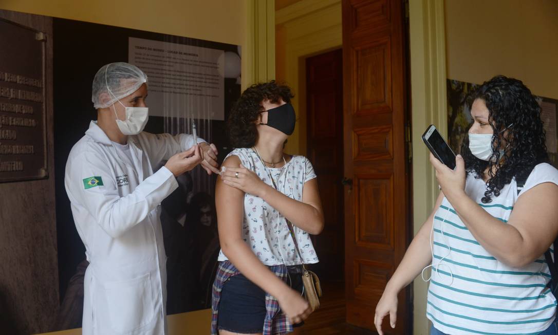 Adolescente recebe sua primeira dose da vacina contra Covid-19 no Palácio da República, no Rio Foto: FramePhoto / Agência O Globo