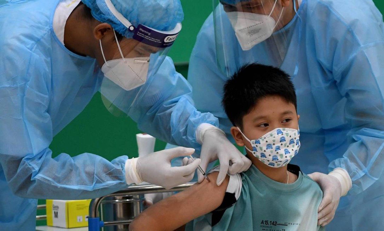 Neto do primeiro-ministro do Camboja Hun Sen recebe vacina contra a Covid-19, em Phnom Penh Foto: TANG CHHIN SOTHY / AFP