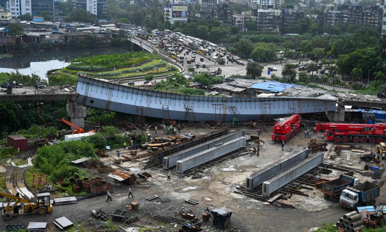 Parte de uma ponte que estava em construção em Mumbai, Índia Foto: PUNIT PARANJPE / AFP