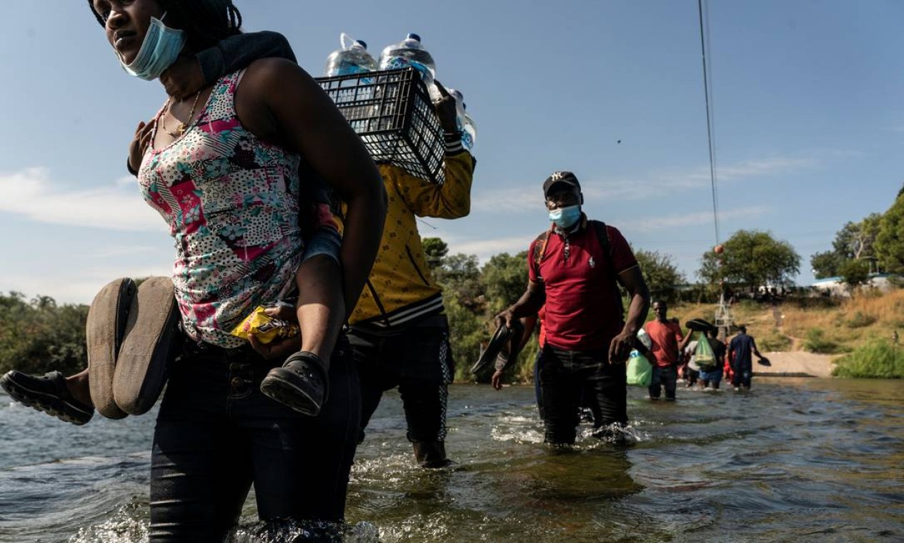 Imigrantes têm entrado nos Estados Unidos desde terça-feira (14) através da região de Del Rio, sobrecarregando autoridades de imigração americanas Foto: GO NAKAMURA / REUTERS