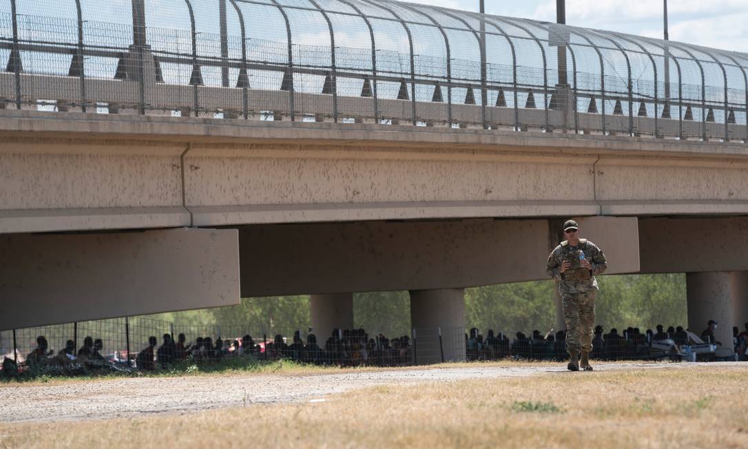 Imigrantes debaixo da Ponte Internacional Del Rio enquanto esperam para se entregar à Patrulha de Fronteira dos EUA e pedir asilo Foto: Verónica G. Cárdenas / New York Times