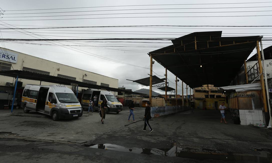 Na manhã desta sexta-feira, terminal de vans vazio em Campo Grande Foto: Fabiano Rocha / Agência O Globo