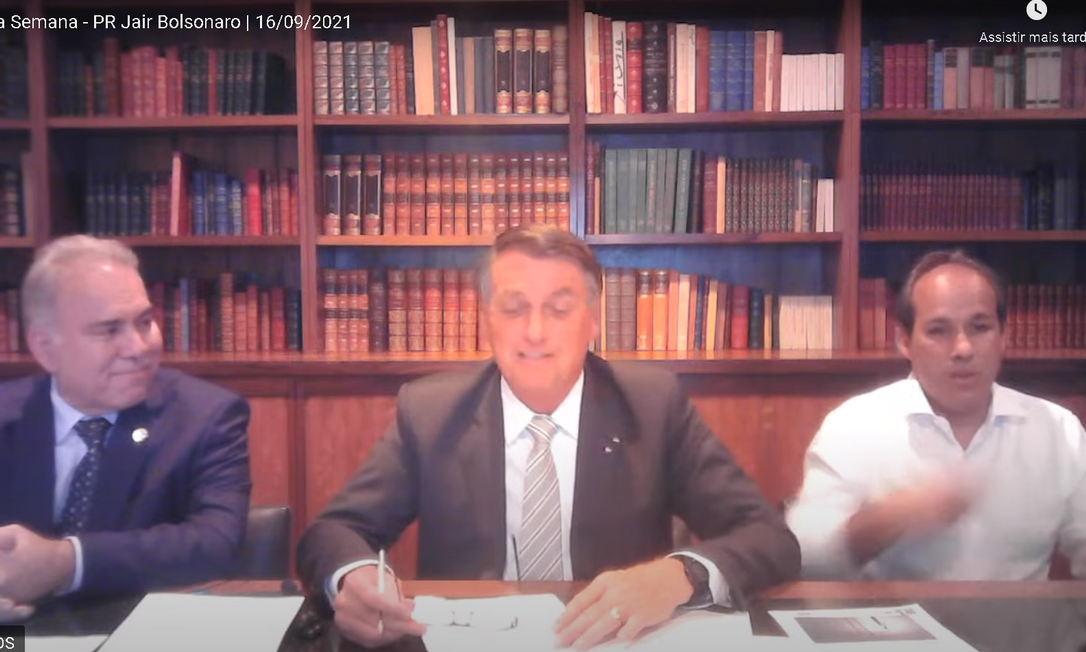 O ministro da Saúde, Marcelo Queiroga, o presidente, Jair Bolsonaro e o intérprete de libras em live nesta quinta-feira Foto: Reprodução