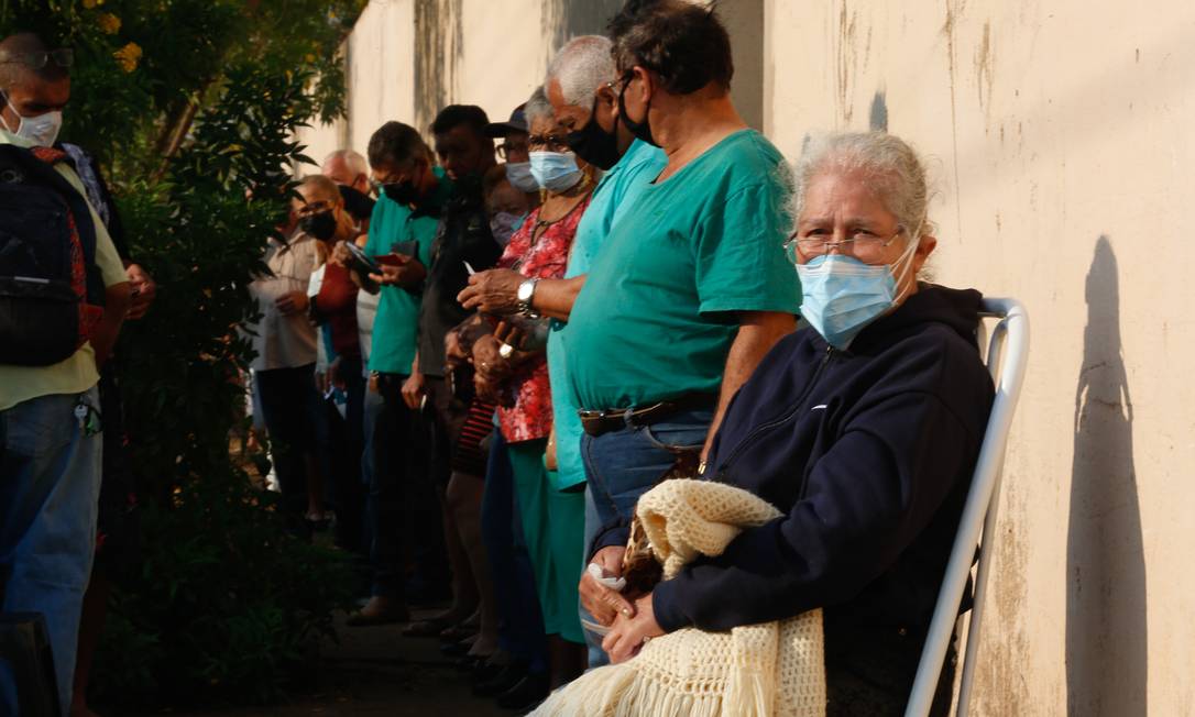 Sirlei Nunes Moreira foi a primeira a chegar para tomar a terceira dose da vacina em Serrana, interior de São Paulo Foto: Fotoarena / Agência O Globo
