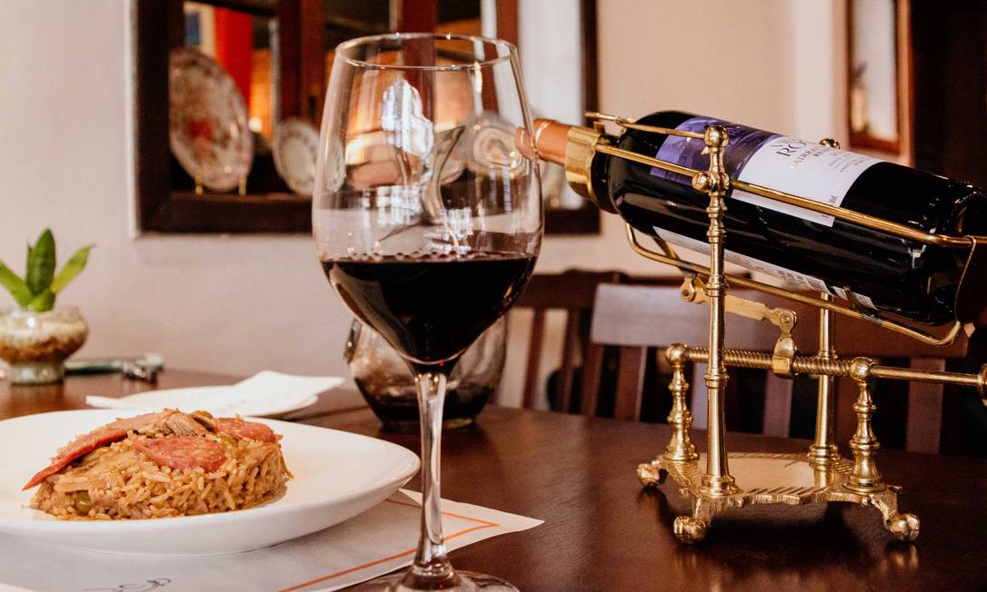 O vinho tinto Villa Rosa é uma das opções na carta do restaurante Entre Amigos, recém-inaugurado no CasaShopping, e harmoniza com arroz de pato Foto: Divulgação/Tainá Lima