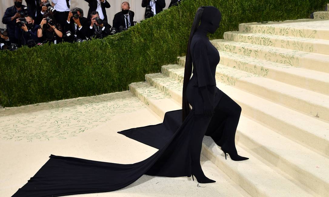 Kim Kardashian chega ao tapete bege do Met Gala, no Metropolitan Museum of Art, em Nova York Foto: ANGELA WEISS / AFP