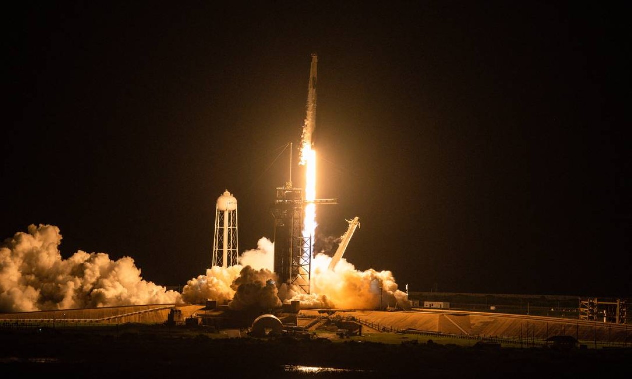 O foguete SpaceX Falcon 9 decola no Kennedy Space Centrer da Nasa, no Cabo Canaveral, Flórida Foto: CHANDAN KHANNA / AFP