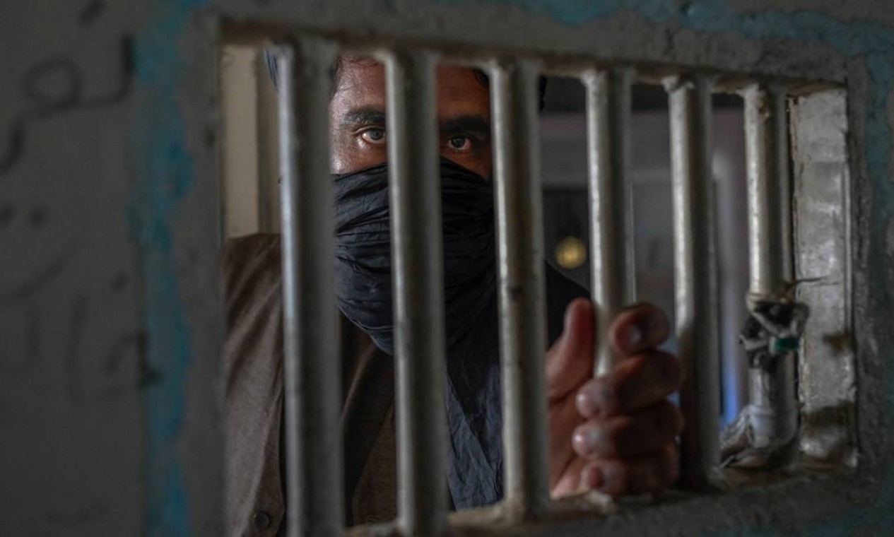 Membro do Talibã faz guarda na prisão de Pul-e-Charkhi em Cabul Foto: BULENT KILIC / AFP