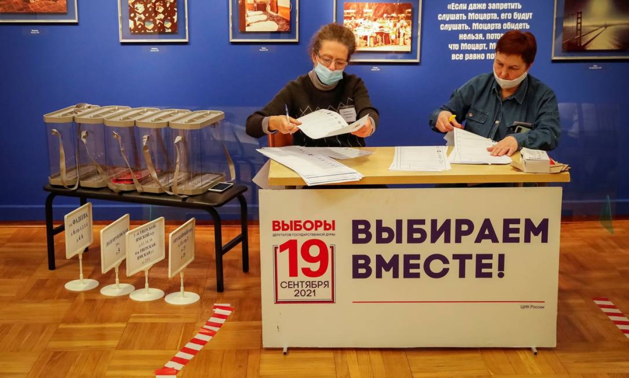 Membros da comissão eleitoral verificam as cédulas da votação parlamentar em Moscou, Rússia Foto: SHAMIL ZHUMATOV / REUTERS