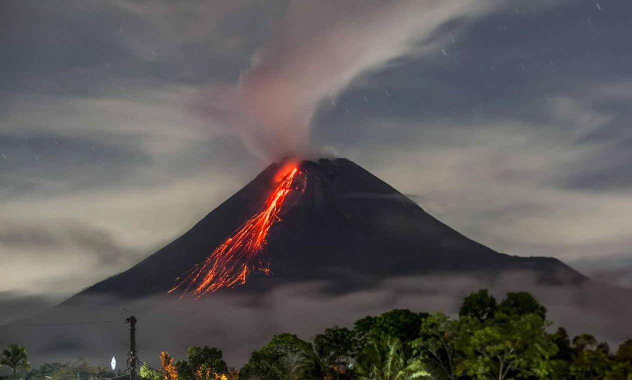 Monte Merapi, o vulcão mais ativo da Indonésia entra em erupção Foto: AGUNG SUPRIYANTO / AFP