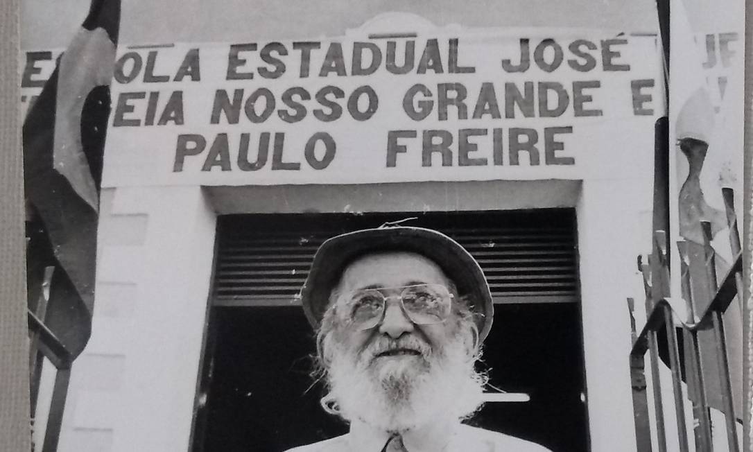 Paulo Freire em 1993 em Angicos (RN), onde ele aplicara seu método de alfabetização no início dos anos 1960 Foto: Divulgação
