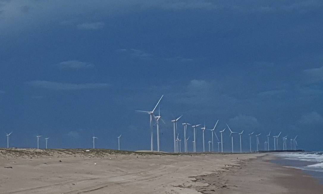 Usina de energia eólica na praia de Canoa Quebrada, Ceará Foto: Geralda Doca / Agência O Globo