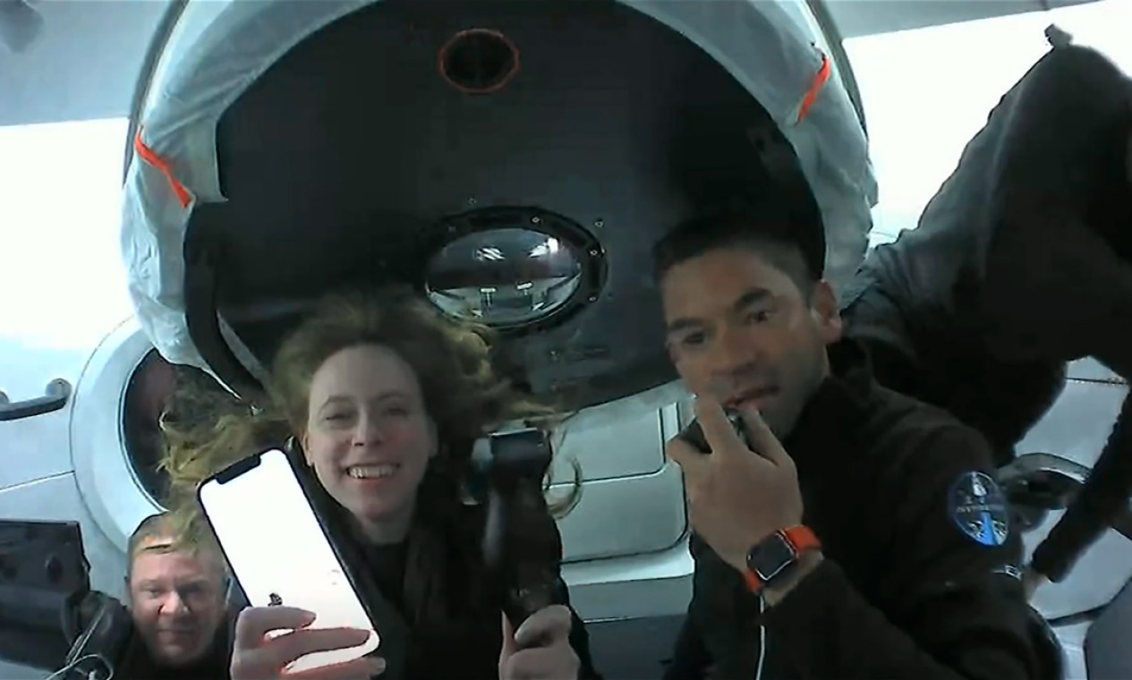 Hayley mostra ultrassom portátil conectado à iPhone. Tripulantes da missão 'Inspiration4' têm realizado série de experimentos científicos no espaço Foto: YouTube/SpaceX