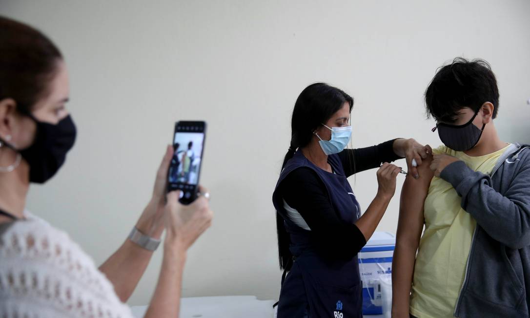 Adolescente é vacinado no Rio. Foto: Ricardo Moraes/Reuters Foto: RICARDO MORAES / REUTERS