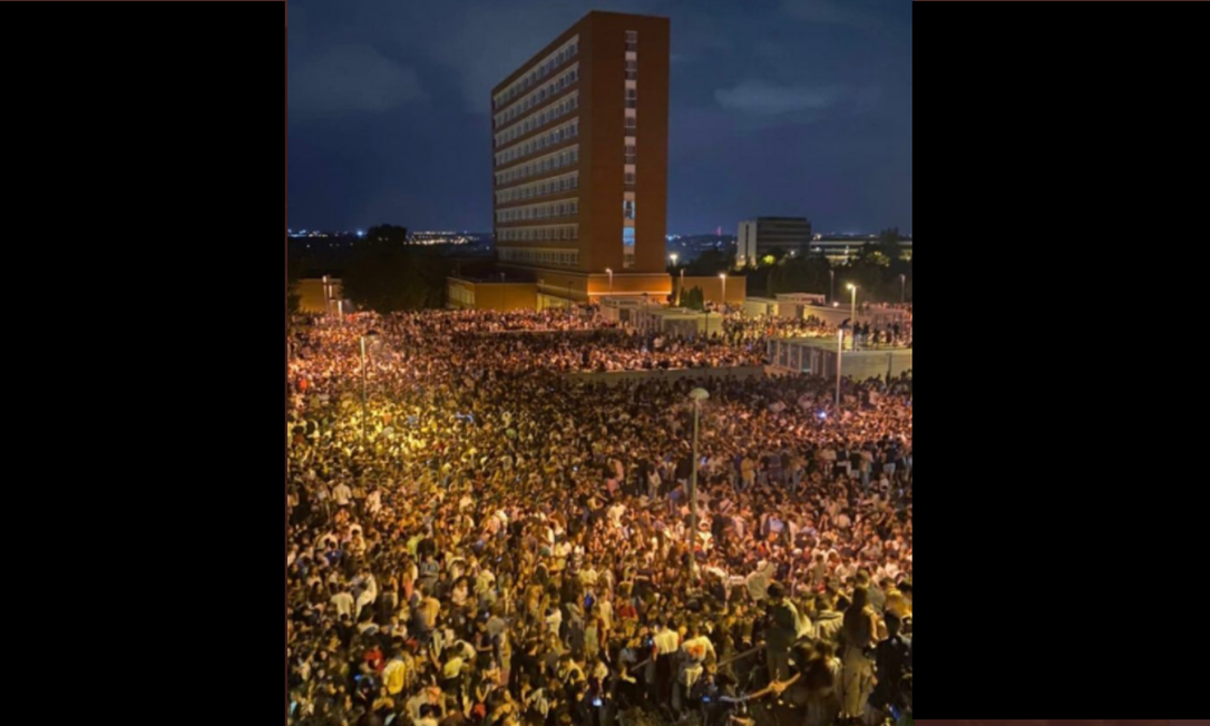Mais de 25 mil jovens se aglomeraram para beber em evento universitário em Madrid Foto: Reprodução Twitter