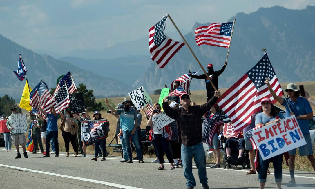 Apoiadores de Donald Trump acompanham passagem da comitiva do ex-presidente antes de evento no Colorado Foto: BRENDAN SMIALOWSKI / AFP