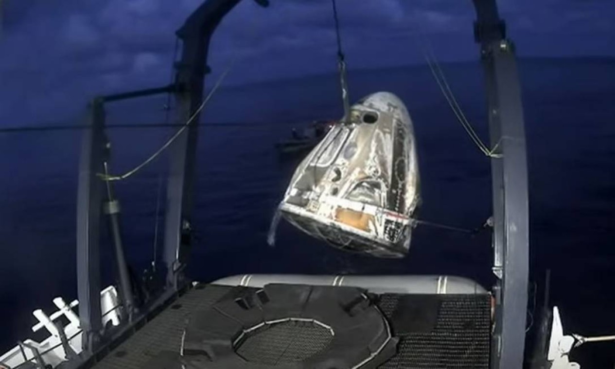 SpaceX é retirada do Oceano Atlântico. "Resgate" contou com várias embarcações de apoio Foto: Reprodução